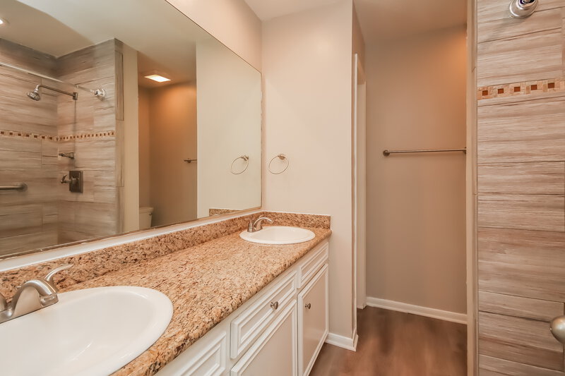 1,850/Mo, 2723 Ashford Trail Dr Houston, TX 77082 Main Bathroom View