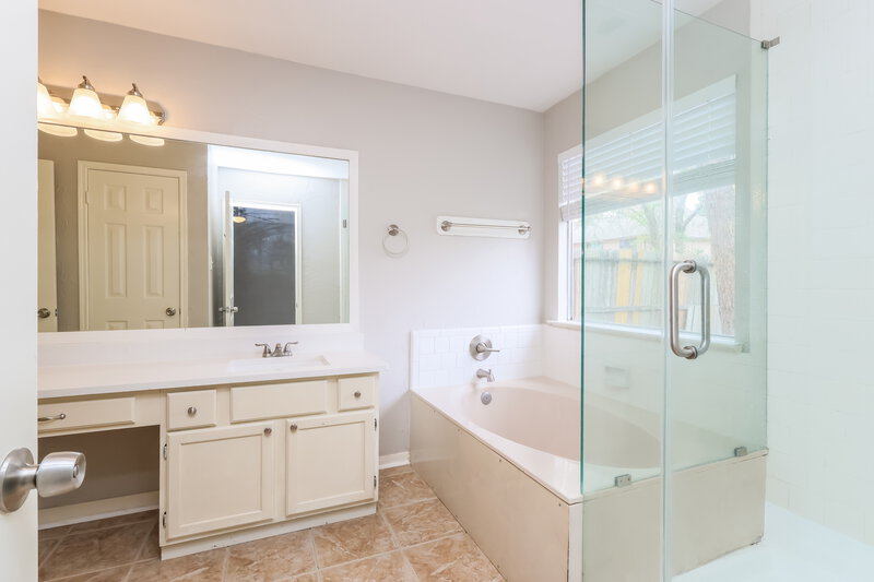 1,870/Mo, 2711 Knollbrook Ln Spring, TX 77373 Main Bathroom View