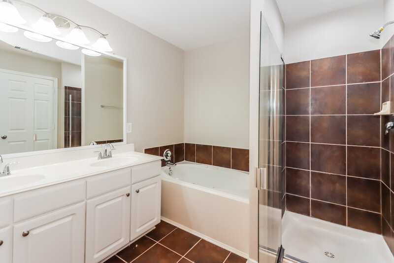 2,120/Mo, 7122 Fox Scene Dr Humble, TX 77338 Main Bathroom View