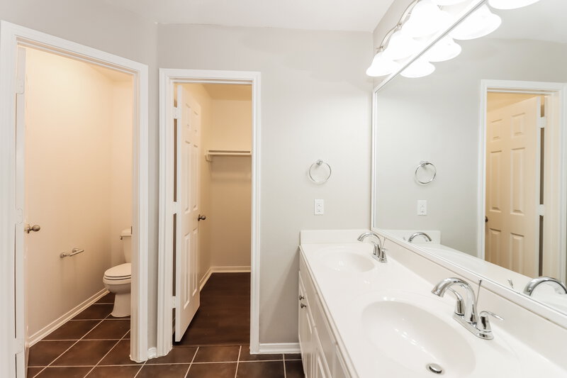 2,120/Mo, 7122 Fox Scene Dr Humble, TX 77338 Main Bathroom View 2