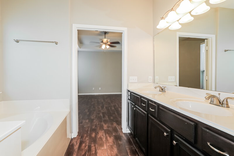 1,940/Mo, 12511 Rushmore Ln Humble, TX 77346 Main Bathroom View 2