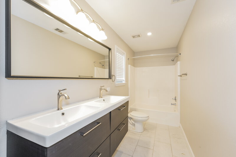2,780/Mo, 17210 Box Canyon Dr # A1 Hockley, TX 77447 Main Bathroom View