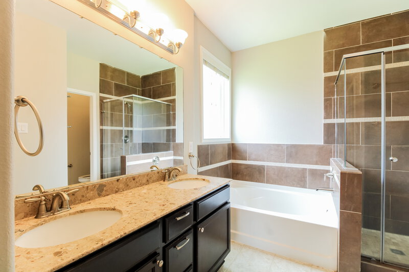2,300/Mo, 16514 Port O Call St Crosby, TX 77532 Main Bathroom View
