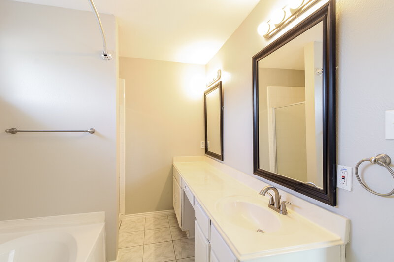 2,045/Mo, 11802 Alex Ln Houston, TX 77071 Main Bathroom View