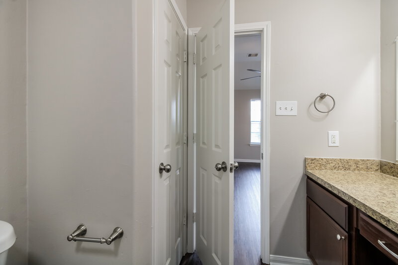 1,860/Mo, 15474 Bammel Oaks Ct Houston, TX 77014 Main Bathroom View 2