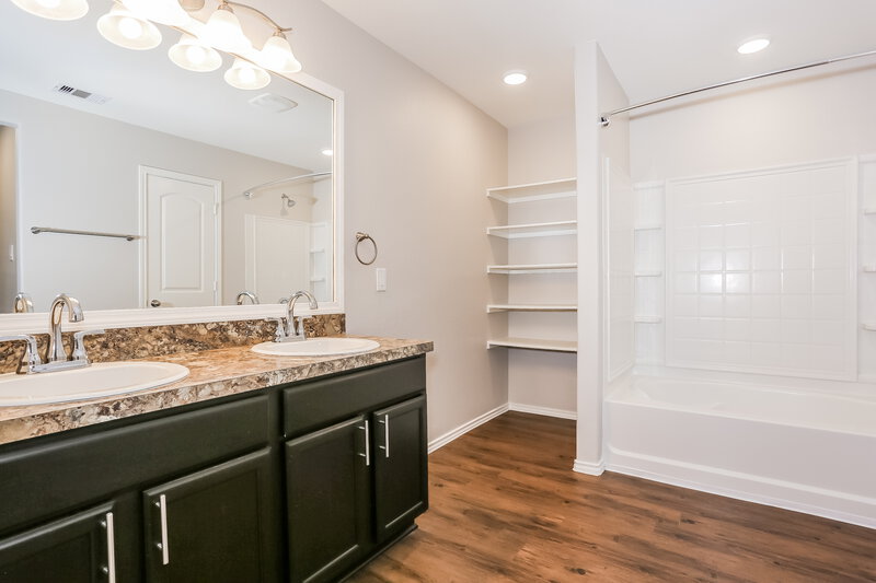 2,155/Mo, 15459 Casita Verde Way Houston, TX 77049 Main Bathroom View