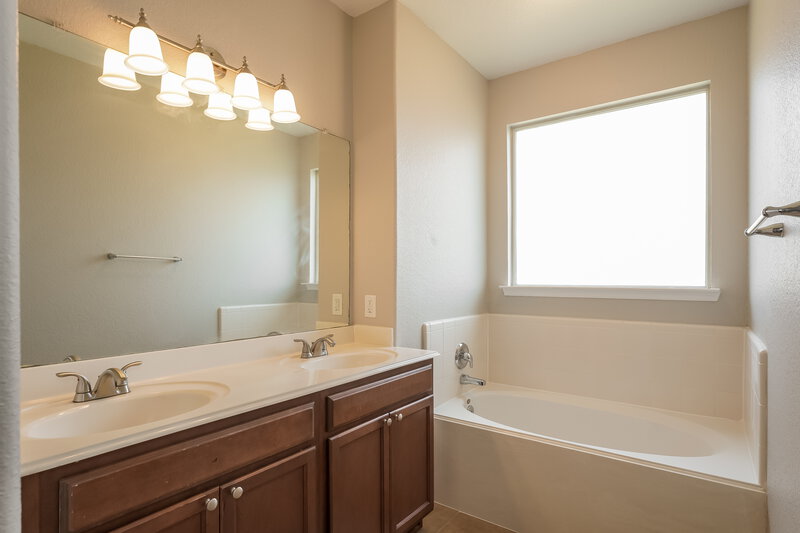 2,320/Mo, 21426 Vineyard Haven Ct Katy, TX 77449 Main Bathroom View