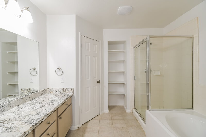 2,110/Mo, 1060 Cabot Cv Dickinson, TX 77539 Main Bathroom View