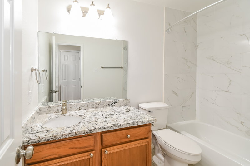 2,110/Mo, 1060 Cabot Cv Dickinson, TX 77539 Bathroom View