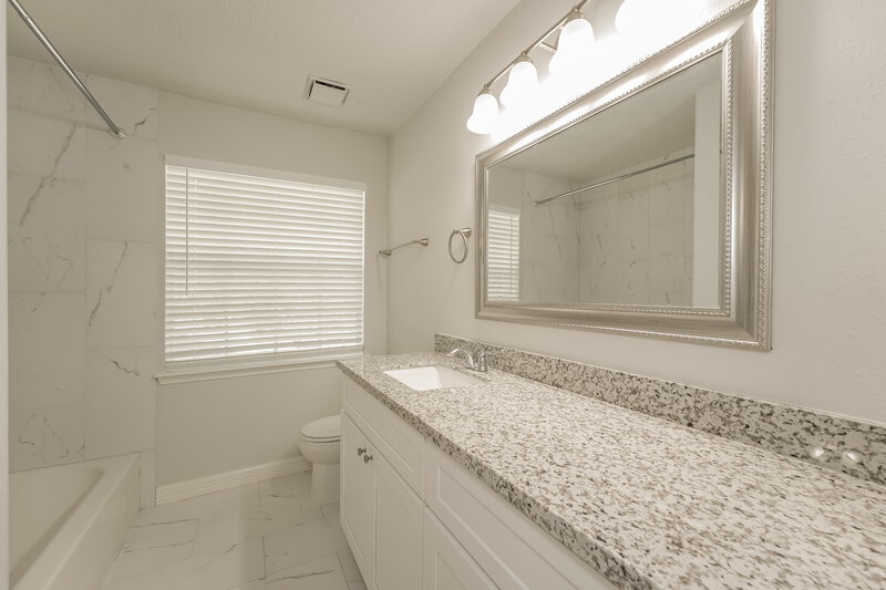 2,730/Mo, 9223 Bristlebrook Dr Houston, TX 77083 Bathroom View