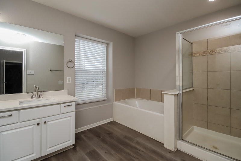 2,450/Mo, 3126 Creek Arbor Cir Houston, TX 77084 Main Bathroom View