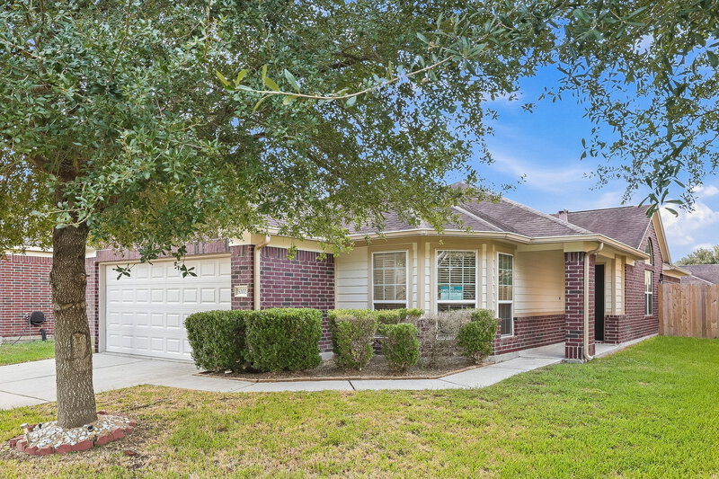 2,025/Mo, 5202 El Tigre Ln Baytown, TX 77521 Front View