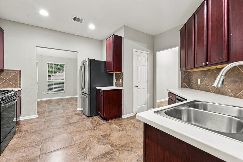 2,025/Mo, 5202 El Tigre Ln Baytown, TX 77521 Kitchen View