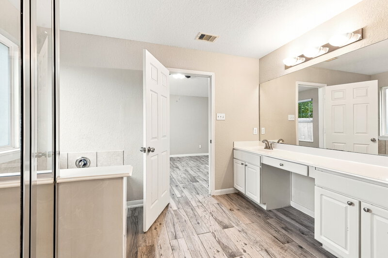 2,025/Mo, 5202 El Tigre Ln Baytown, TX 77521 Primary Bathroom View 2