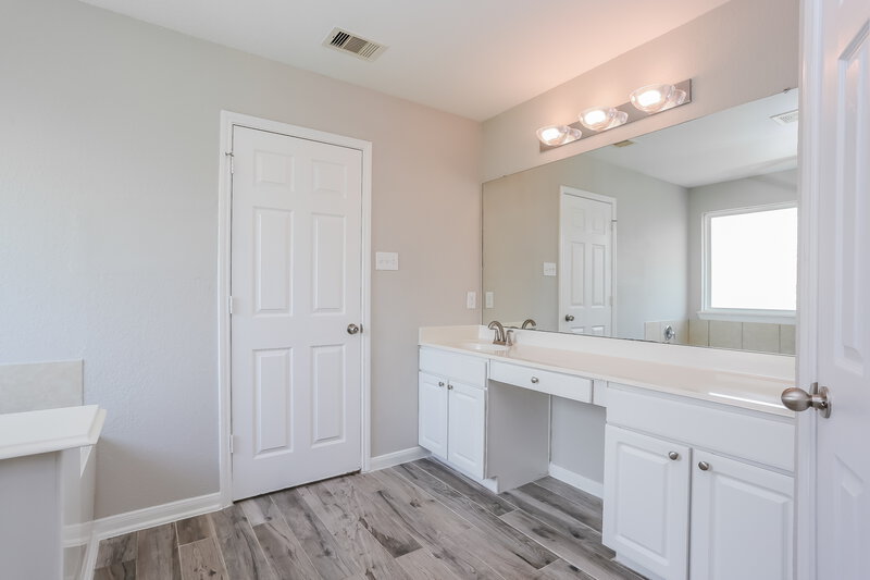 1,970/Mo, 5202 El Tigre Ln Baytown, TX 77521 Bathroom View