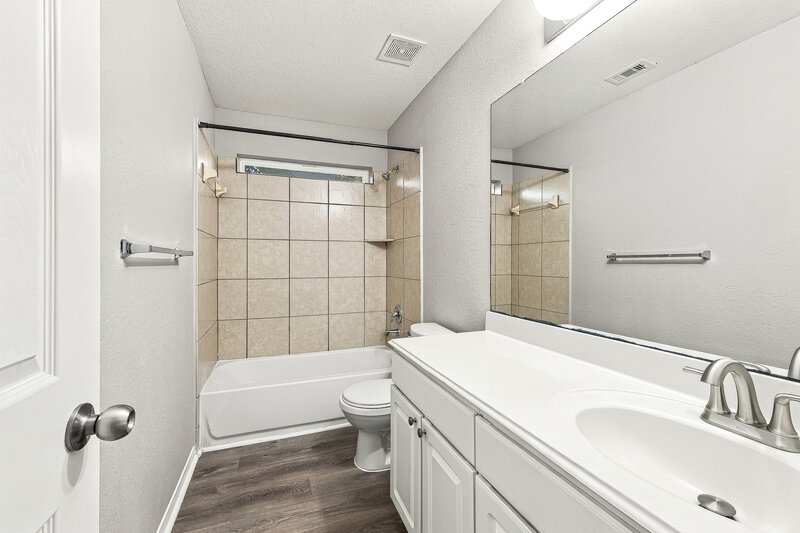 2,025/Mo, 5202 El Tigre Ln Baytown, TX 77521 Bathroom View