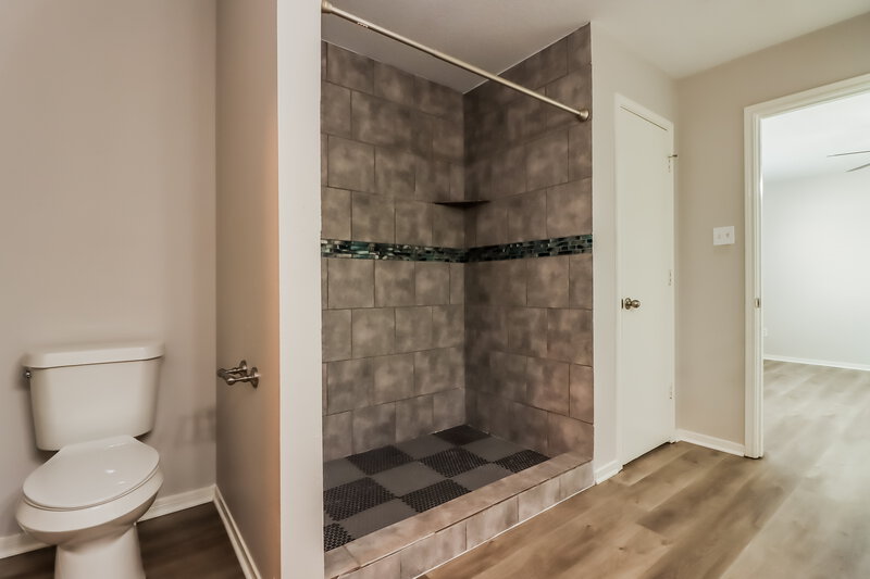 2,390/Mo, 1931 Day Lily Way Houston, TX 77067 Main Bathroom View 2