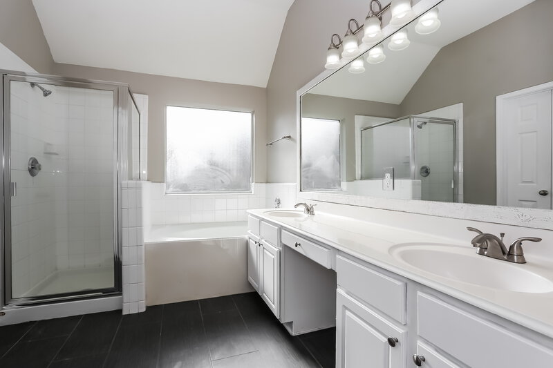 2,140/Mo, 722 Neap Ct Crosby, TX 77532 Main Bathroom View