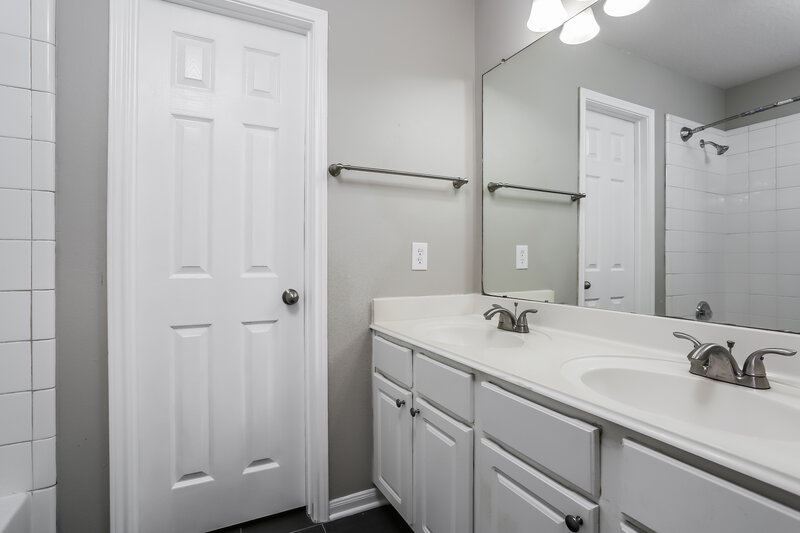 2,140/Mo, 722 Neap Ct Crosby, TX 77532 Bathroom View
