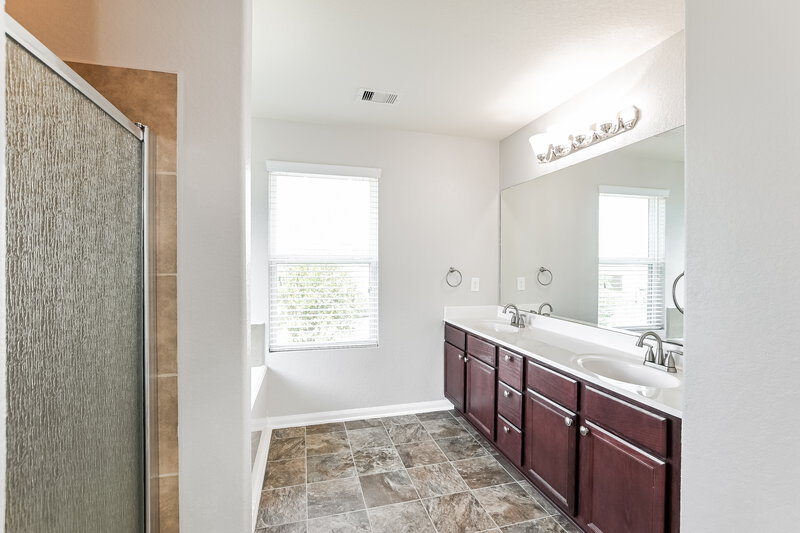 2,210/Mo, 16735 N Rail Dr Conroe, TX 77385 Main Bathroom View
