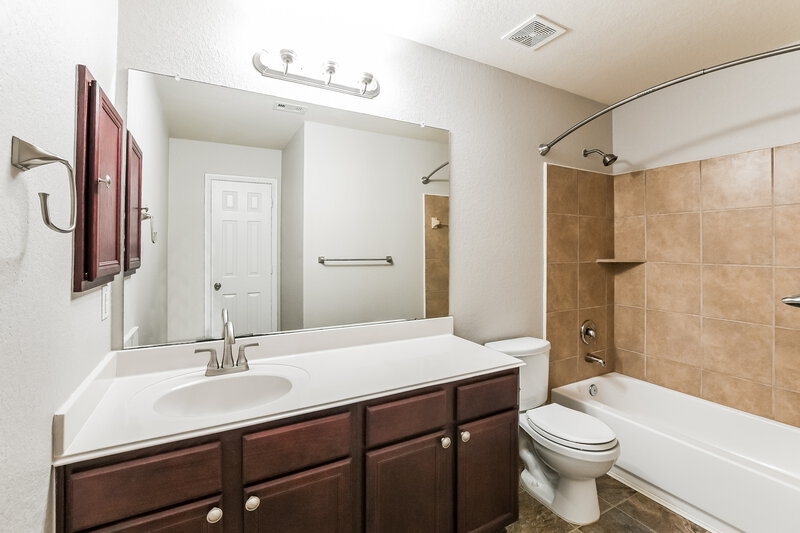 2,210/Mo, 16735 N Rail Dr Conroe, TX 77385 Bathroom View