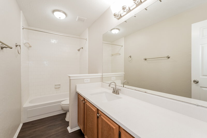 2,360/Mo, 2107 Musket Ridge Dr Richmond, TX 77406 Main Bathroom View