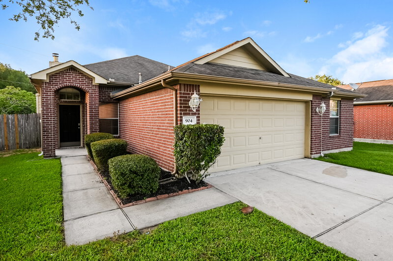 2,305/Mo, 904 Bacliff Dr Bacliff, TX 77518 Front View