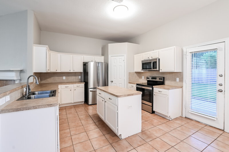 2,305/Mo, 904 Bacliff Dr Bacliff, TX 77518 Kitchen View 2