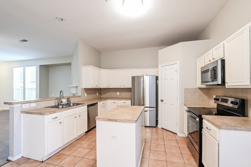 2,305/Mo, 904 Bacliff Dr Bacliff, TX 77518 Kitchen View 3