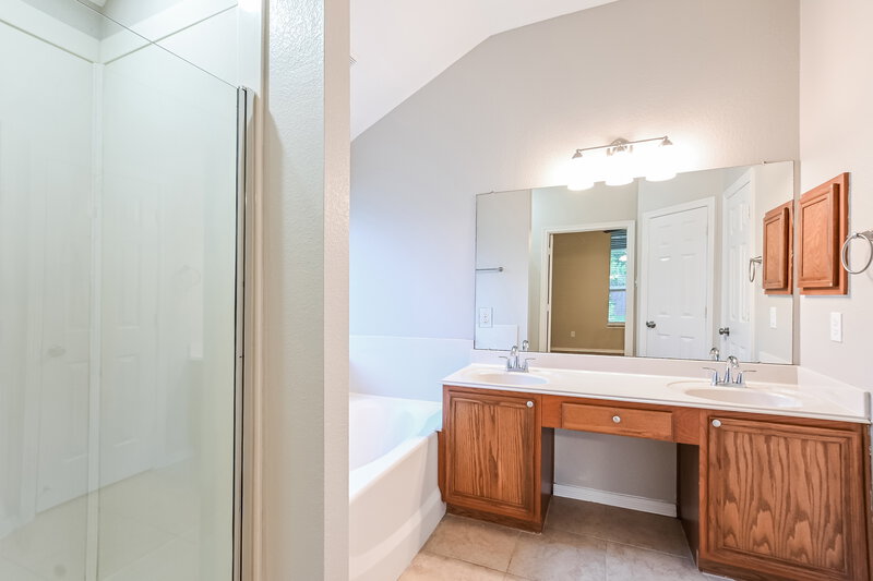 2,305/Mo, 904 Bacliff Dr Bacliff, TX 77518 Main Bathroom View
