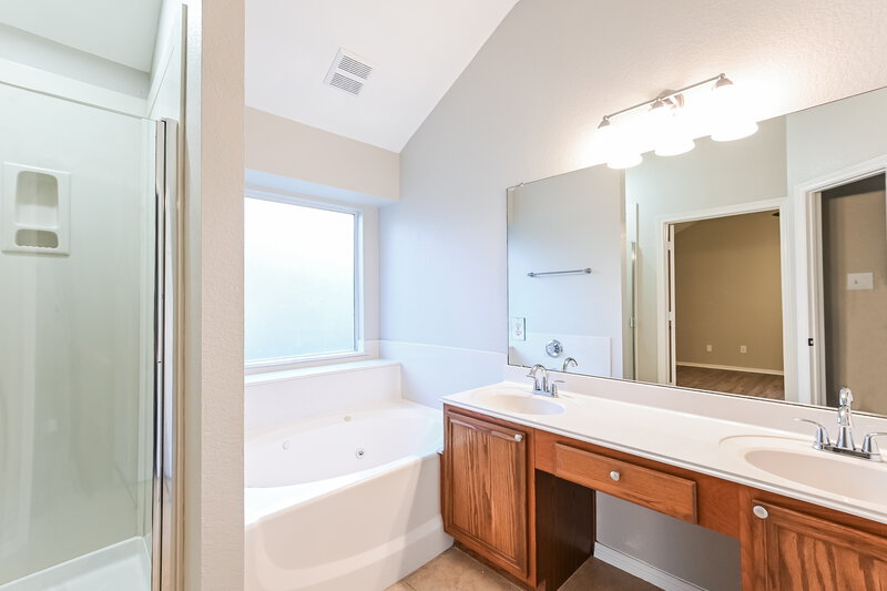 2,305/Mo, 904 Bacliff Dr Bacliff, TX 77518 Main Bathroom View 2