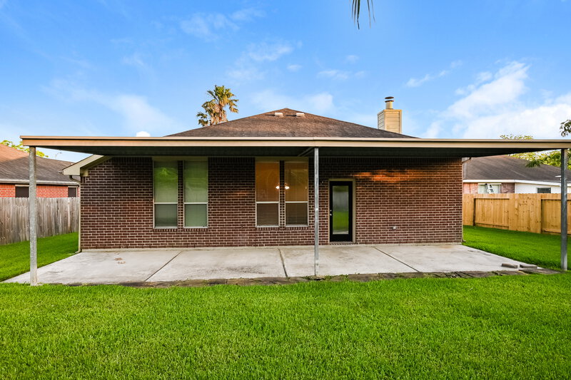2,305/Mo, 904 Bacliff Dr Bacliff, TX 77518 Rear View