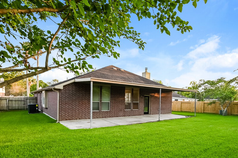 2,305/Mo, 904 Bacliff Dr Bacliff, TX 77518 Rear View 2