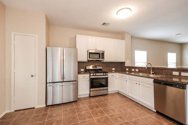 2,020/Mo, 7003 Orchid St Baytown, TX 77521 Kitchen View