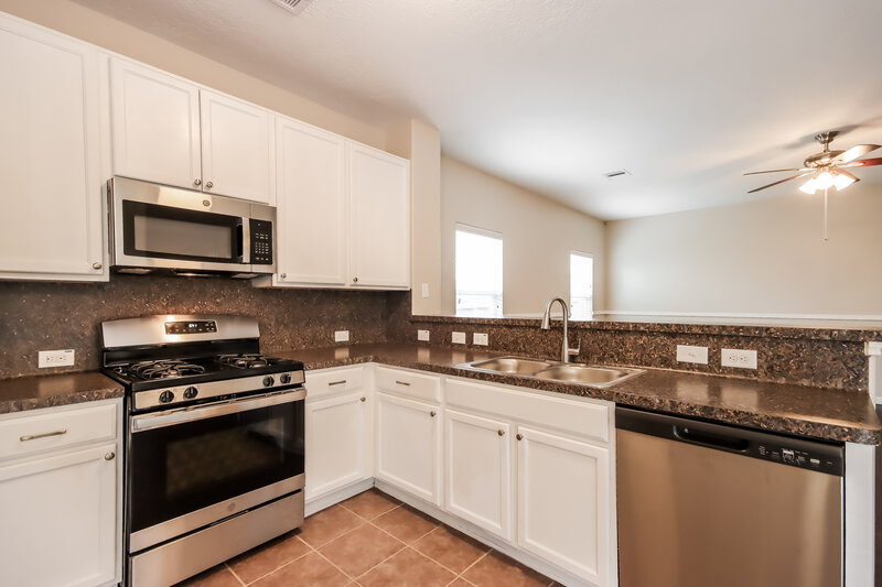 2,020/Mo, 7003 Orchid St Baytown, TX 77521 Kitchen View 2