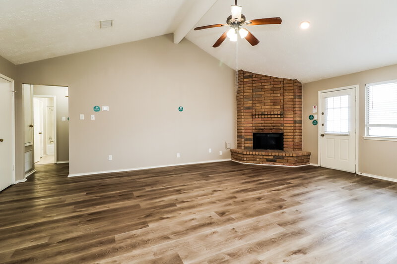 2,570/Mo, 13526 Bridgewalk Cv # A1 Houston, TX 77041 Living Room View 3