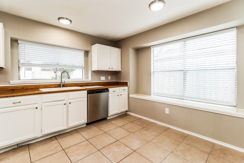2,570/Mo, 13526 Bridgewalk Cv # A1 Houston, TX 77041 Kitchen View