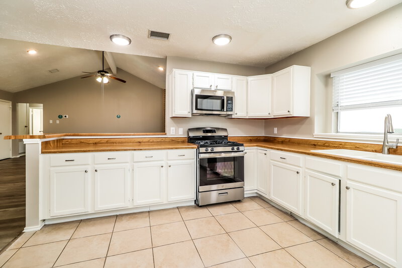 2,570/Mo, 13526 Bridgewalk Cv # A1 Houston, TX 77041 Kitchen View 2