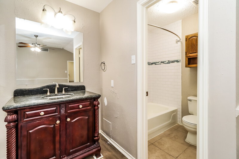 2,570/Mo, 13526 Bridgewalk Cv # A1 Houston, TX 77041 Main Bathroom View