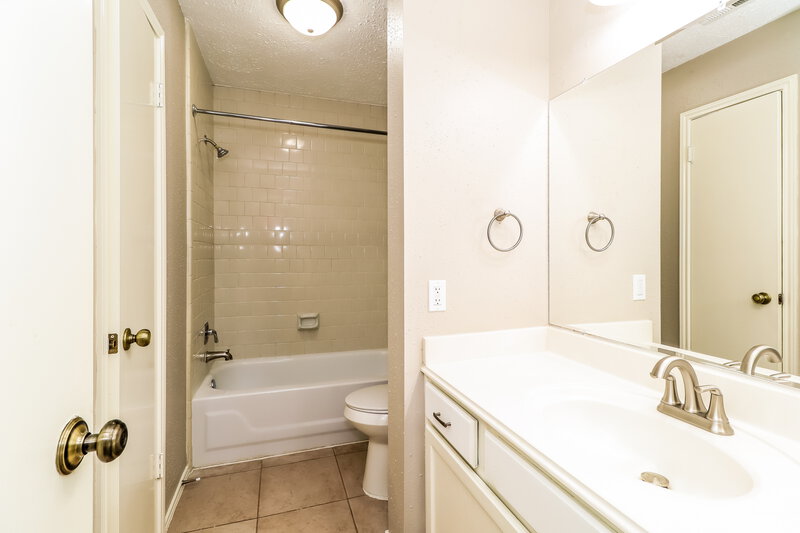 2,570/Mo, 13526 Bridgewalk Cv # A1 Houston, TX 77041 Bathroom View