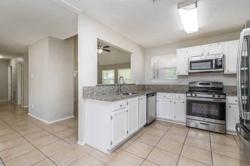 1,790/Mo, 4017 Hunnington Dr # A1 Conroe, TX 77303 Kitchen View 2