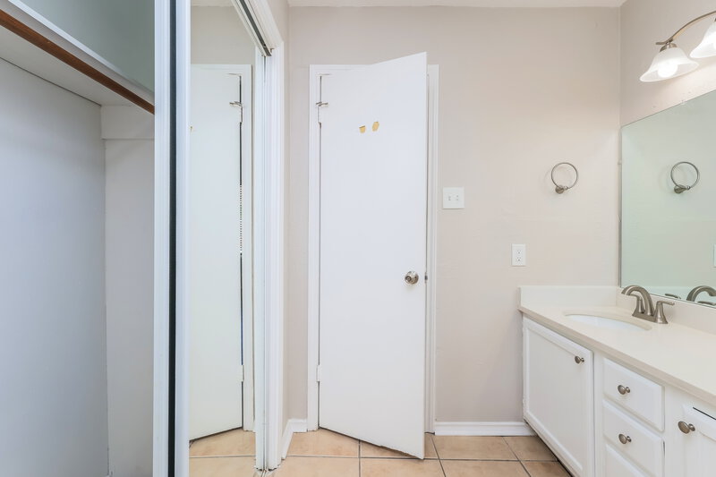 1,790/Mo, 4017 Hunnington Dr # A1 Conroe, TX 77303 Main Bathroom View 2