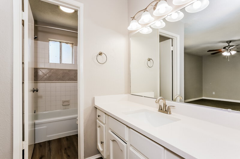 1,710/Mo, 5419 Deer Timbers Trl Humble, TX 77346 Main Bathroom View