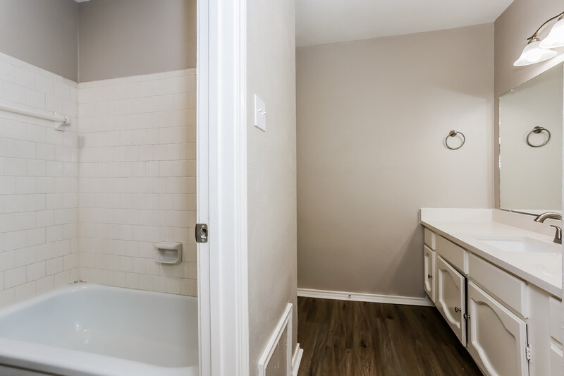 1,710/Mo, 5419 Deer Timbers Trl Humble, TX 77346 Main Bathroom View 2