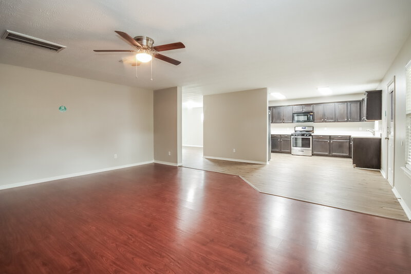 1,820/Mo, 5007 Willow Point Dr Conroe, TX 77303 Family Room View 2