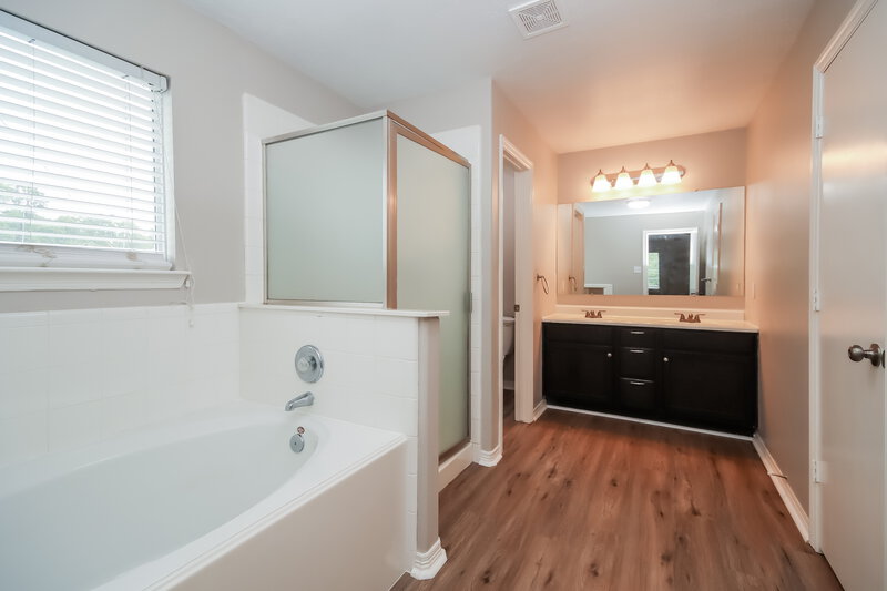 1,820/Mo, 5007 Willow Point Dr Conroe, TX 77303 Main Bathroom View
