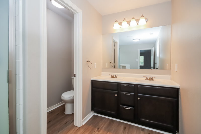 1,820/Mo, 5007 Willow Point Dr Conroe, TX 77303 Main Bathroom View 2