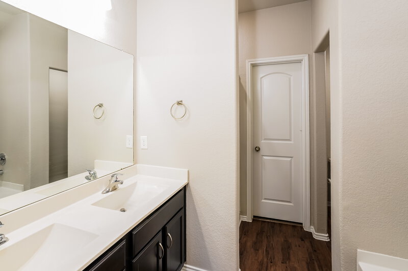 2,300/Mo, 14040 Lake Crescent Dr Conroe, TX 77384 Main Bathroom View