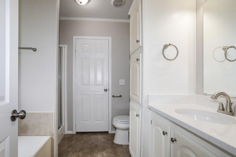 1,690/Mo, 21039 Sweet Blossom Ln Tomball, TX 77375 Main Bathroom View