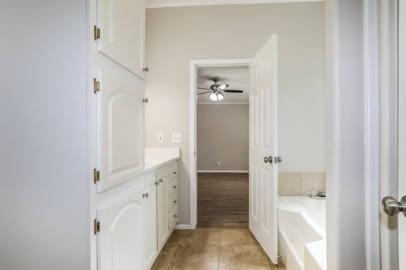 1,690/Mo, 21039 Sweet Blossom Ln Tomball, TX 77375 Main Bathroom View 2